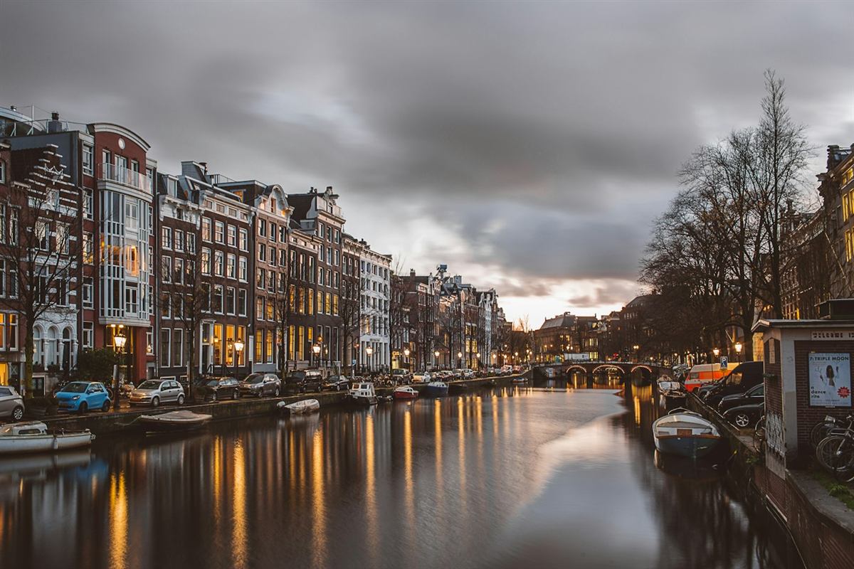 Canal de Ámsterdam al atardecer