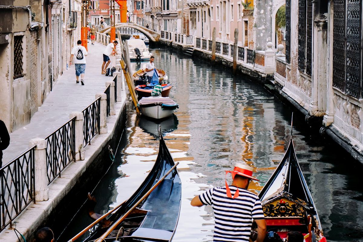 Góndolas en un canal de Venecia