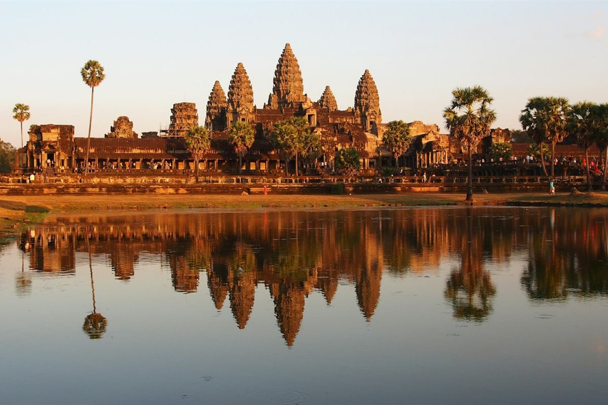 Angkor Wat reflejado en el agua, Camboya